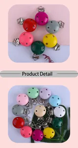 Detalle de chupeteros de madera coloridos con discos redondos de tres agujeros y clips