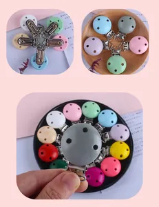 Primer plano de clips redondos de madera para chupetes en varios colores pastel suaves