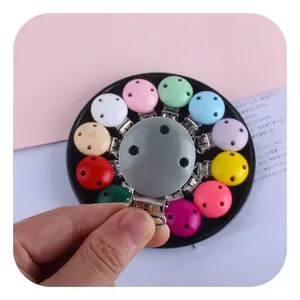 Sujeta chupetes de madera de colores para bebés con clips metálicos en tonos pastel