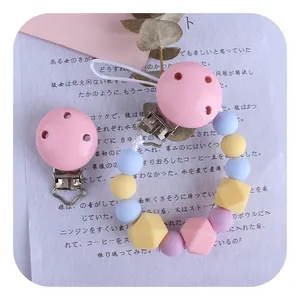 Chupetero de madera para bebé con cuentas de silicona de colores y clip rosa decorativo