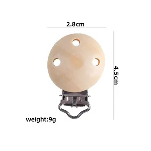 Sujeta chupetes redondo de madera de 2,8cm con tres agujeros y pinza de metal