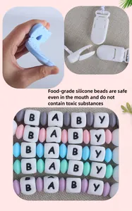 Dettaglio macro di perline per dentizione in silicone morbido e clip per ciuccio flessibile