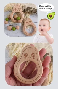 Detailansicht von Avocado-Beißring aus Buchenholz und Silikonperlen für Babys