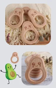 Makro-Detail des Beißrings aus Buchenholz in Avocado-Form mit Cartoon-Gesicht