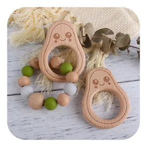 Natürlicher Beißring aus Buchenholz in Avocado-Form mit bunten Silikonperlen