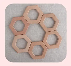 Vue macro de six anneaux de dentition hexagonaux en hêtre naturel pour loisirs créatifs