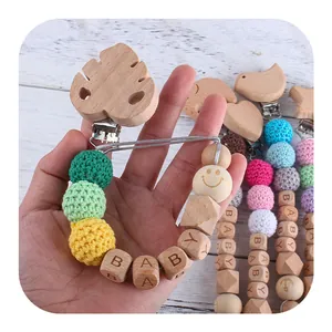 Chupetero de madera de haya hecho a mano con cuentas de ganchillo y letras de BABY