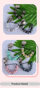 Detail eines Schnullerketten-Clips mit Fußball-Metallverschluss und Silikonperlen in Leopard