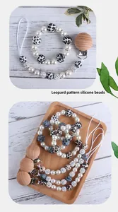Detail von Silikonperlen mit Leopardenmuster und Holzclip für die Schnullerkette