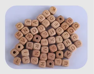 Makroaufnahme von Buchenholz-Buchstabenperlen mit Gravur für DIY Baby Schnullerketten Zubehör