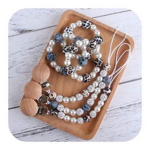 Handgefertigtes Schnullerketten-Set aus Buchenholz mit Silikonperlen im Leoparden-Look