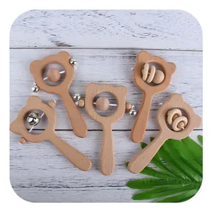 Coffret hochet bébé artisanal en hêtre avec formes d'ours mignonnes et textures naturelles