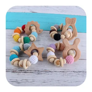 Set de hochet en bois pour bébé avec formes d'animaux et perles en crochet multicolores
