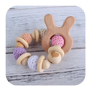 Hochet bébé lapin en bois de hêtre avec perles au crochet colorées et gravure de cœur