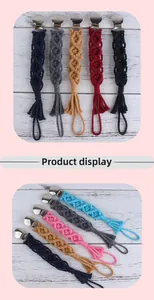Dettaglio di catenelle portaciuccio in cotone macramé fatte a mano in vari colori