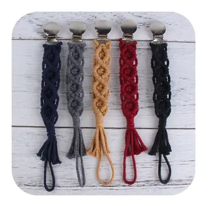 Set di 5 catenelle portaciuccio intrecciate a mano in cotone in vari colori su legno