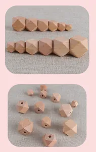 Dettaglio macro di perle geometriche in legno di faggio con venature naturali