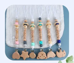 Detail von Baby-Schnullerketten aus Holz mit Silikonperlen und Tier-Clip-Verschlüssen