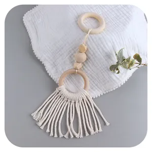 Anneau de dentition boho en hêtre naturel et glands en corde de coton macramé blanc