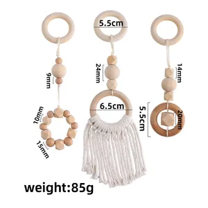 Set de 3 jouets suspendus pour portique bébé en bois de hêtre naturel et glands de coton blanc