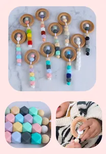 Détail d'un anneau en bois naturel et perles en silicone coloré de qualité alimentaire pour bébé
