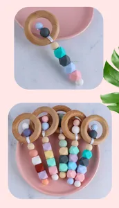 Détail d'un hochet de dentition en bois pour bébé avec des perles géométriques en silicone