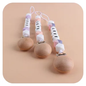 Catenelle per ciuccio in legno di faggio e silicone con perline quadrate con lettere BABY