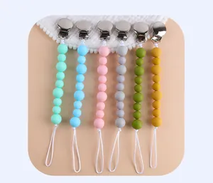 Detalle de chupeteros para bebé en seis colores con cuentas de silicona y clips de metal