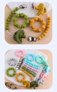Primer plano de sujetachupetes y anillos de dentición de silicona en tonos pastel