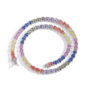 Regenboog tennis ketting met rechthoekig geslepen zirkonia in verzilverde basis