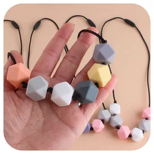 Achteckige Silikon-Beißkette für Babys mit mehrfarbigen geometrischen Perlen