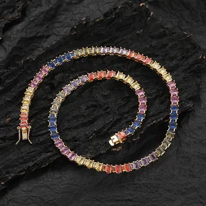 Macro detail van regenboog tennis ketting met zirkonia stenen en vergulde veiligheidssluiting