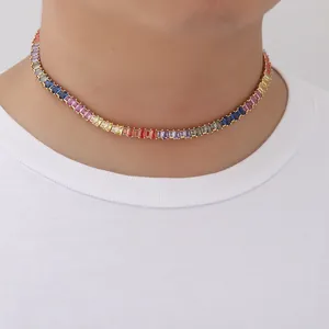 Regenboog zirkonia tennis ketting gedragen door een model op een wit T-shirt