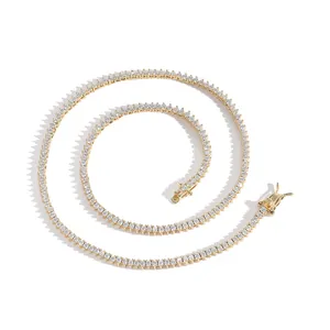 Détail d'un collier tennis doré de 2 mm avec zircons à trois griffes et fermoir sécurisé