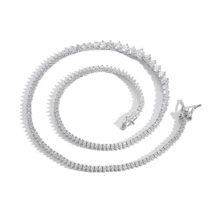 Vue détaillée du collier tennis en argent avec zircons dégradés et fermoir de sécurité