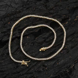 Collier tennis en zircon doré de 2mm à une rangée avec fermoir sécurisé sur fond noir