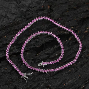 Détail du collier tennis 3mm en zircon rose avec fermoir argenté sur fond sombre