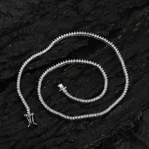 Détail de chaîne tennis 2mm en argent avec zircone sur un fond d'écorce noire naturelle