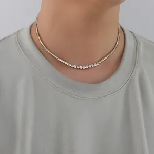 Gros plan d'un collier tennis dégradé avec des zircons étincelants sur un mannequin