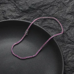 Collier tennis avec zircons roses 3mm et serti à trois griffes sur fond sombre