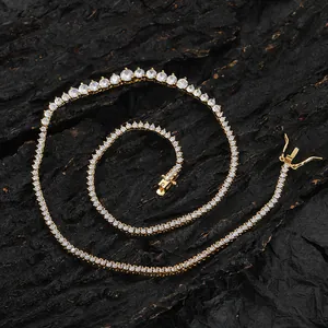 Détail du collier tennis doré avec zircons dégradés et fermoir sécurisé de haute qualité