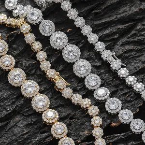Collana tennis di lusso oro e argento con fiori di zircone su sfondo in legno