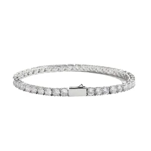 Bracelet tennis argenté classique avec zircons sur un rang sur un fond blanc neutre