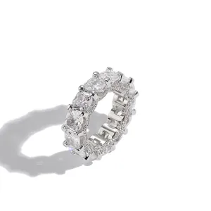 Bague éternité hip hop en argent avec zircons taille coussin en une seule rangée