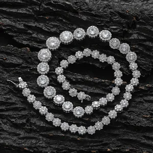 Dettaglio macro del set collana e bracciale tennis halo in argento con zirconi tondi
