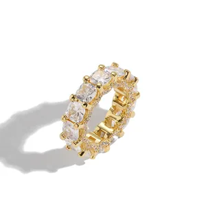 Vue macro d'une bague hip hop plaquée or avec zircons carrés et sertissage pavé chic