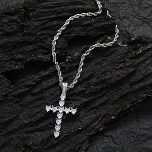 Collana con ciondolo a croce di zirconi a cuore e catena a fune in stile hip hop