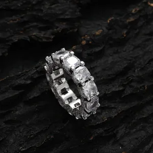 Vue macro d'une bague hip hop sertie de zircons carrés avec une finition argentée