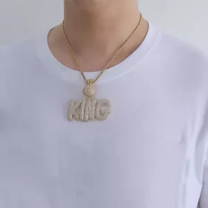 Κοντινό πλάνο χρυσού μενταγιόν KING με τσάντα χρημάτων και αλυσίδα τύπου σχοινιού