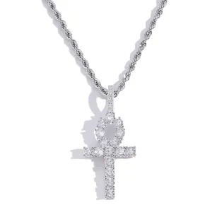 Macro-opname van zilveren Ankh kruis hanger met pavé zirkonia aan een gedraaide ketting